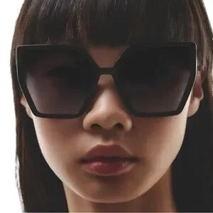 QUAY Hotel Lobby Sunglasses Black Frame Grey Gradient Lens Oversized NWT Quay Australia | Accessories | Quay Hotel Lobby Sunglasses  main image 2